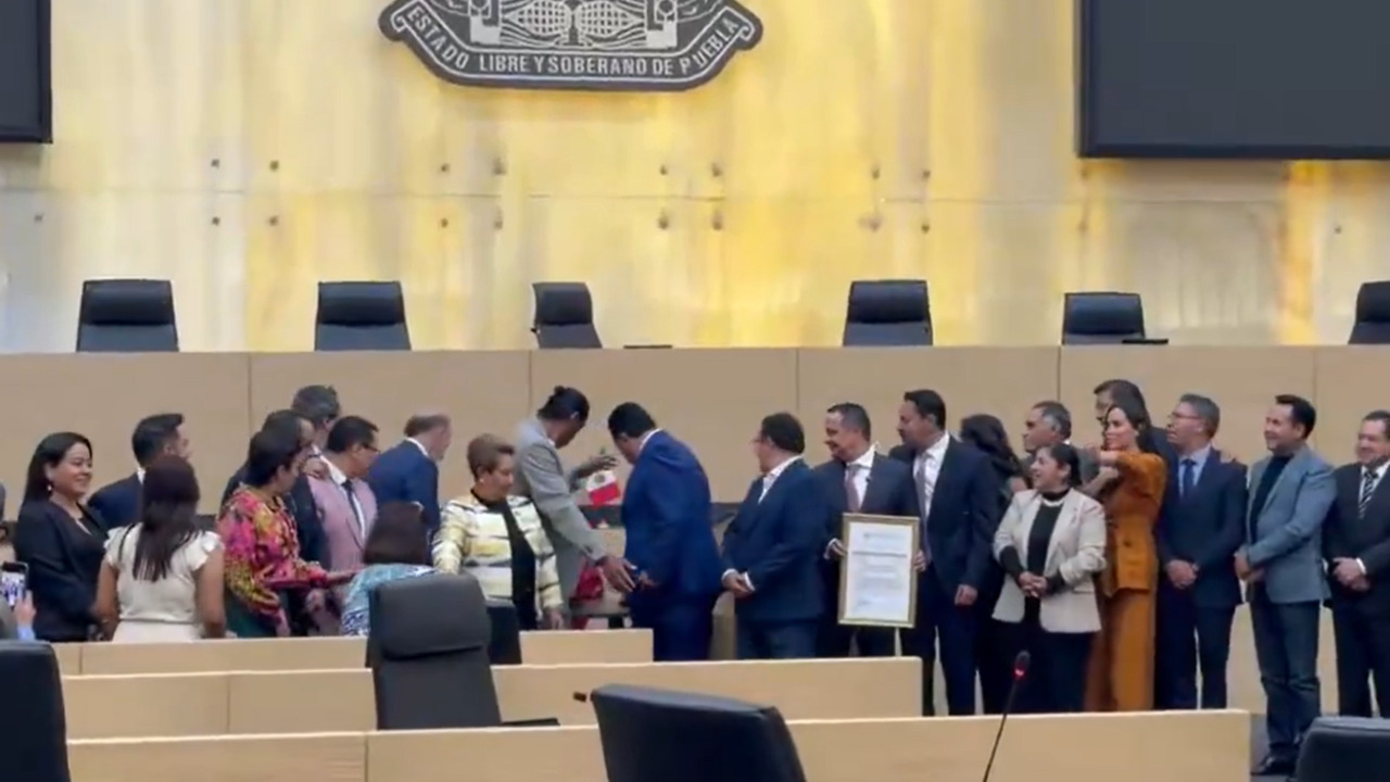 VIDEO: Diputada rompe trofeo de Joel Huiqui en el Congreso de Puebla; así reaccionó el técnico del Cruz Azul