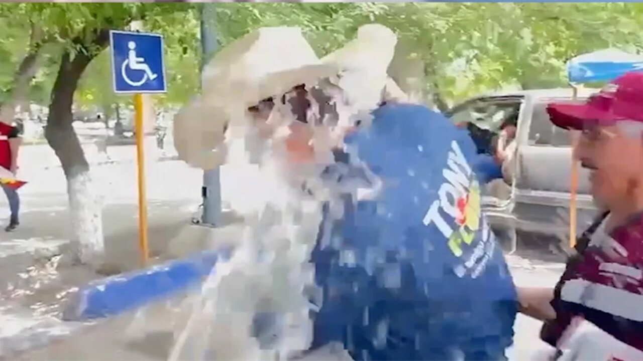 Video: Ciudadana echa agua a candidato de Morena Antonio Flores tras presunto beso no solicitado