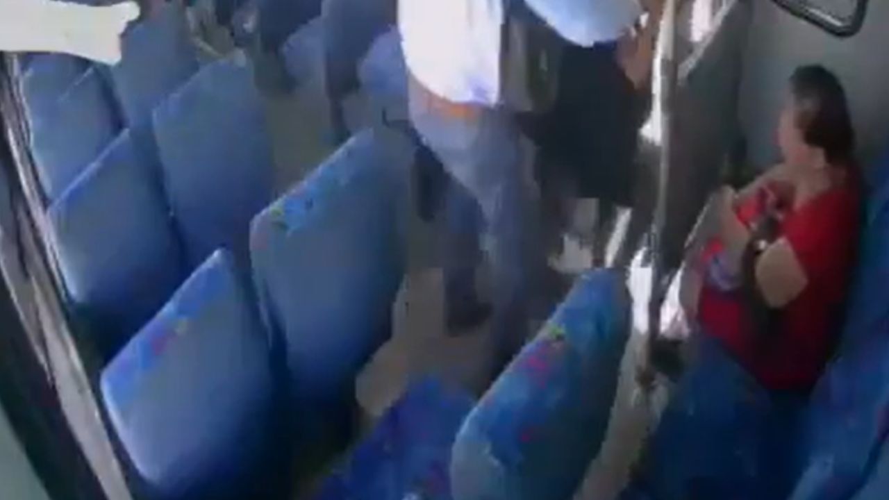 VIDEO: Captan a mujer haciendo sus necesidades en asientos d