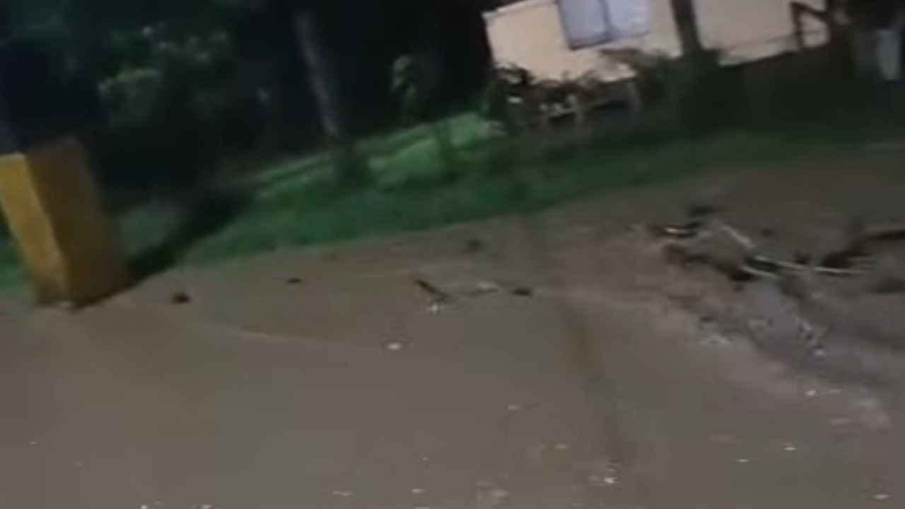 VIDEO: Así se desbordó río en El Sifón en Huauchinango; tormenta dejó daños en la Sierra Norte de Puebla