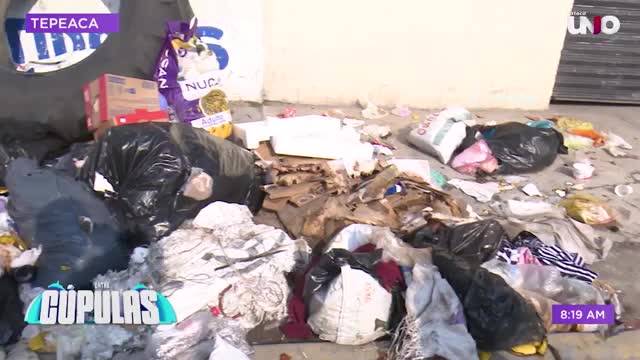 Basura invade banquetas de Tepeaca por presuntas fallas en la recolección