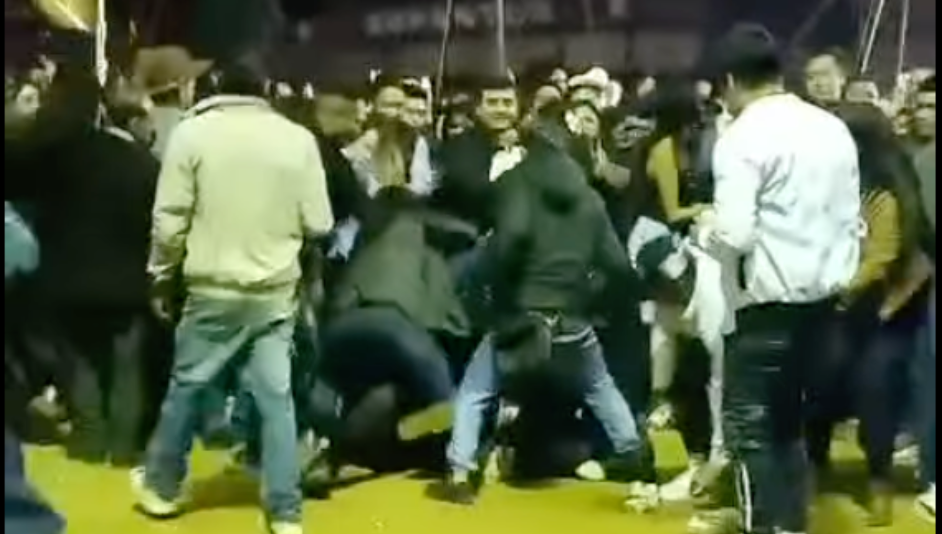 IMÁGENES SENSIBLES: Captan riña en baile de La Arrolladora en Contla, Tlaxcala