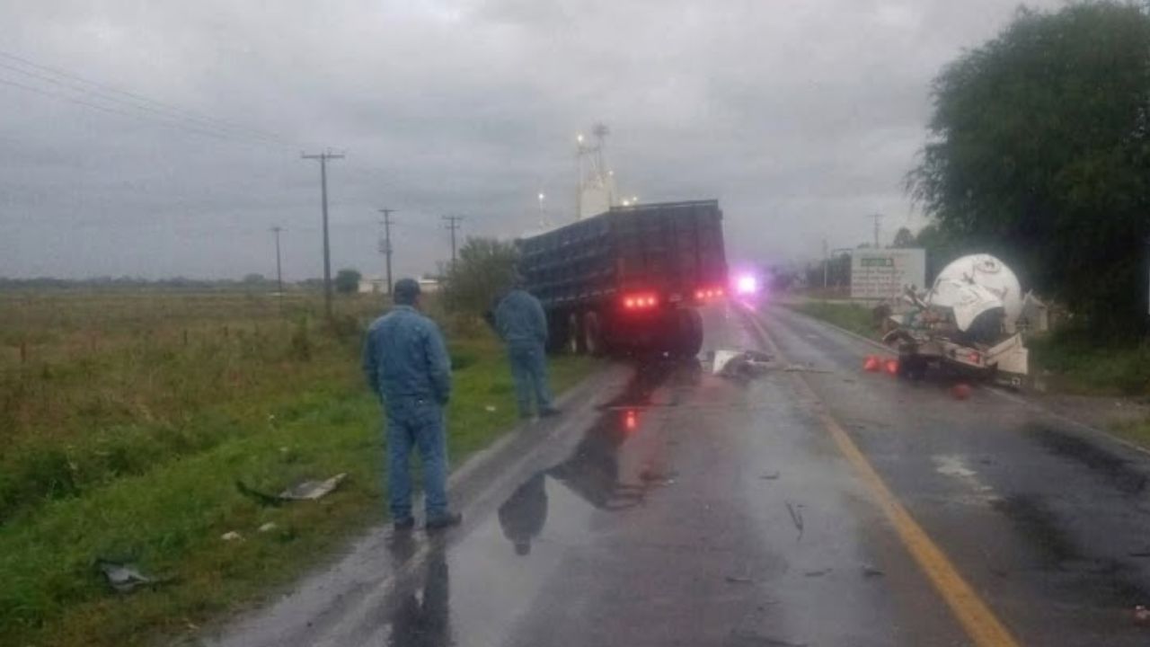 Choque contra pipa deja caos en la carretera Puebl