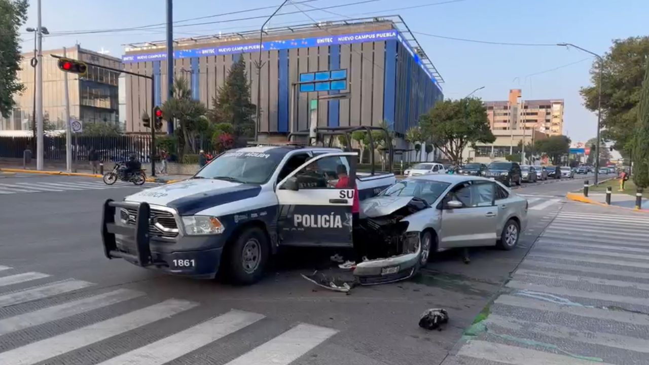 VIDEO: Fuerte choque contra patrulla bloquea el bulevar 5 de mayo hoy martes; se pasó el semáforo