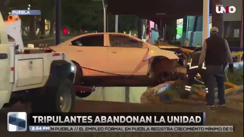 Vehículo choca contra muro en la avenida Juárez