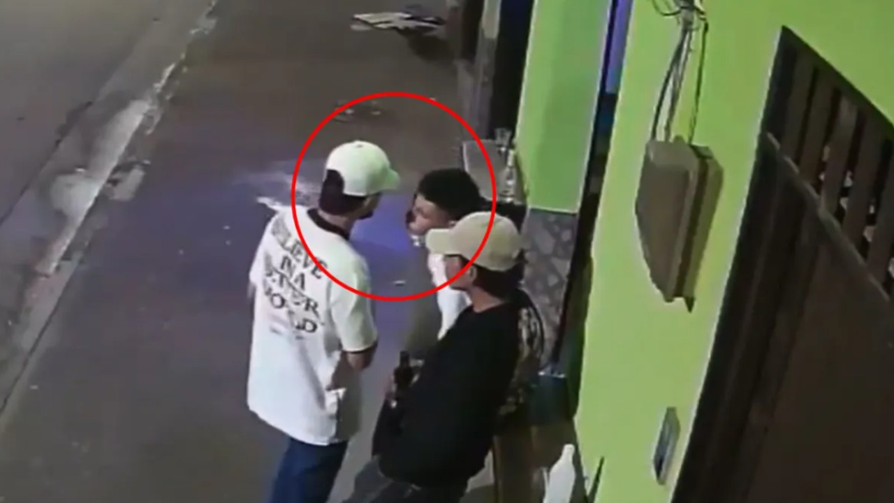 VIDEO: Sujeto abrazar a su “amigo” y luego le quita la vida 