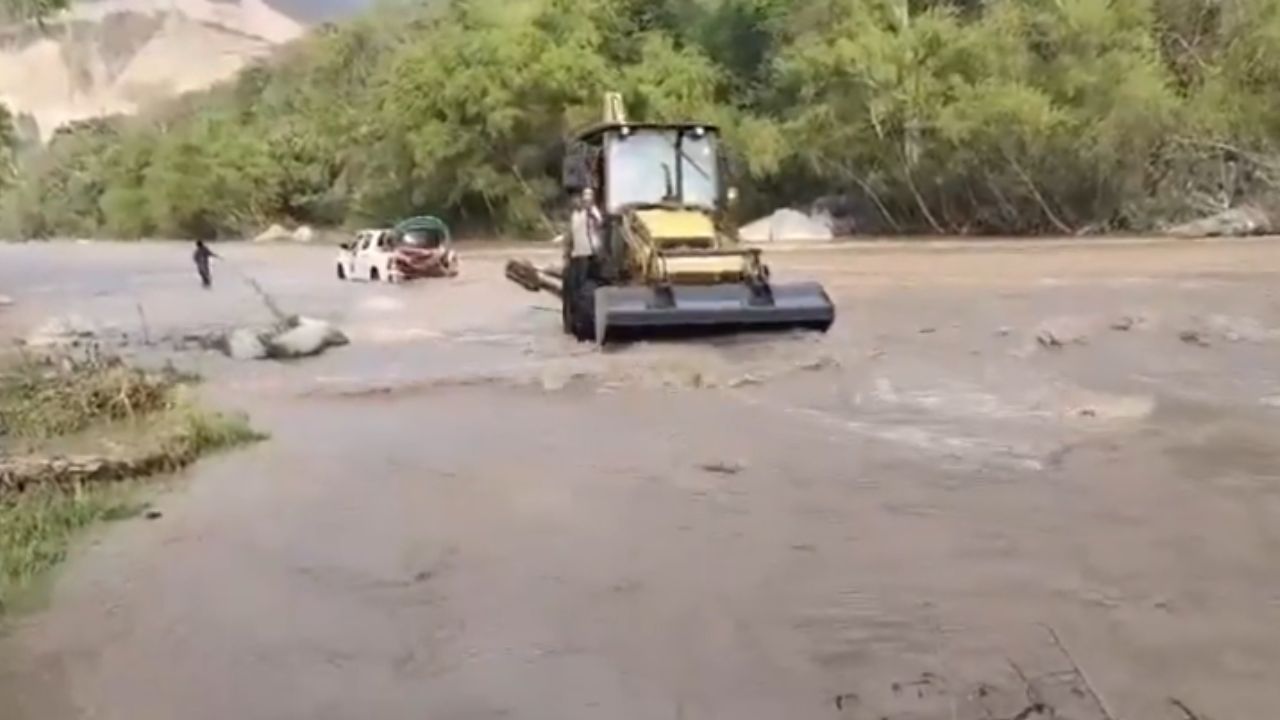 VIDEO: Familia queda ATRAPADA en plena INUNDACIÓN en Oaxaca 