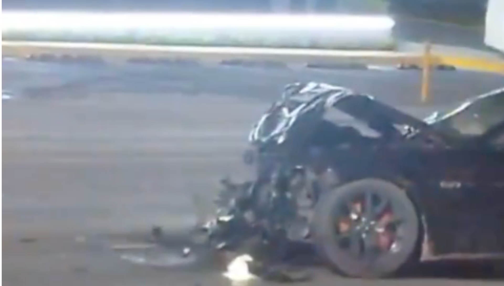 VIDEO FUERTE: Auto de alta gama termina DESTROZADO tras fuerte accidente en la Vía Atlixcáyotl hoy sábado