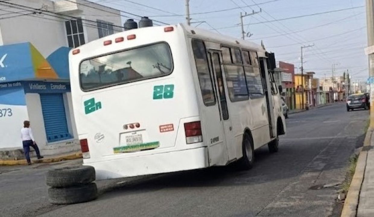FOTO: ¿Y así quieren aumento? Llantas de unidad del transporte público se desprenden en plena vialidad de Puebla