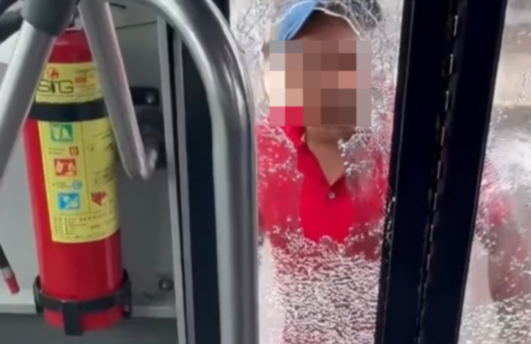 VIDEO: Conductor agresivo destroza a martillazos unidad de l