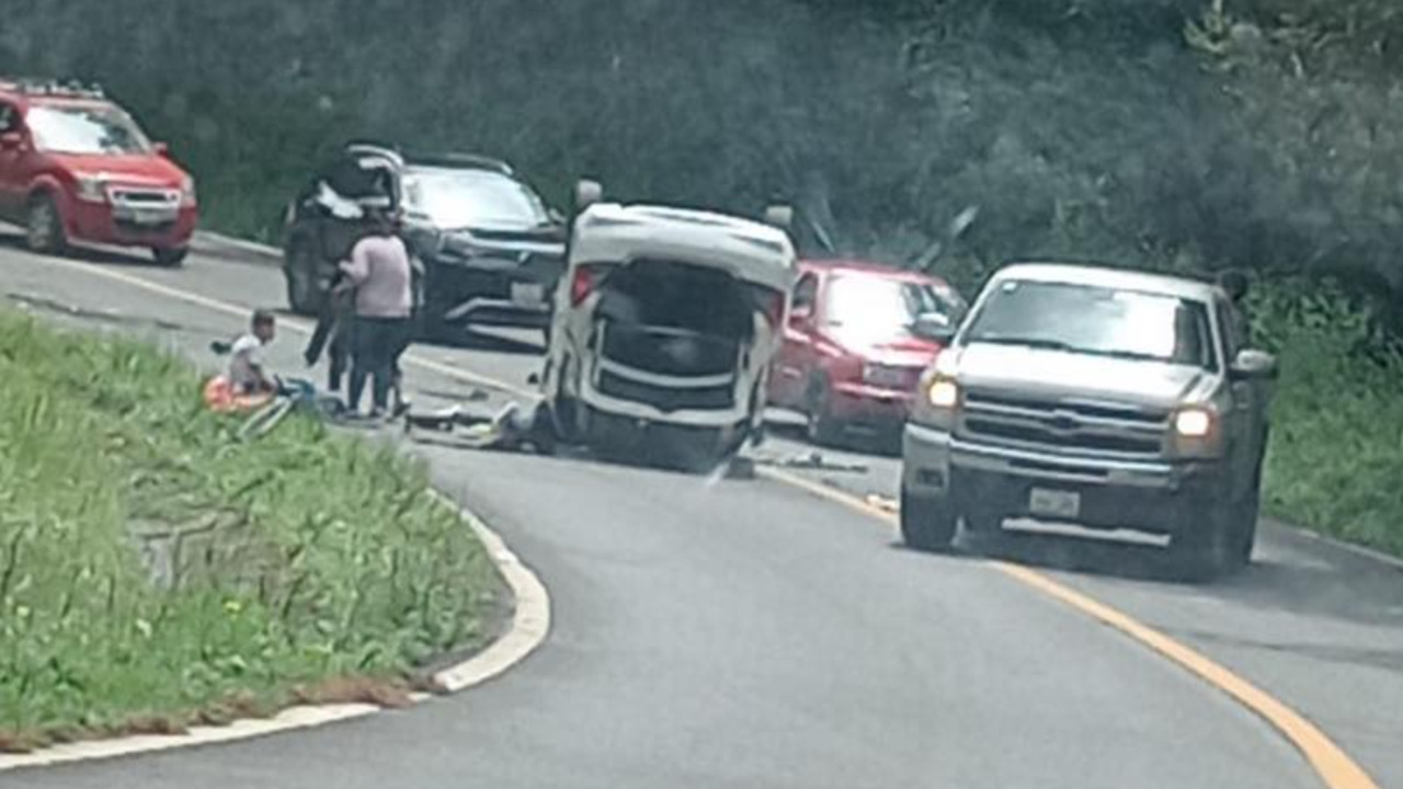 Volcadura provoca tráfico sobre carretera México-Tuxpan en Huauchinango hoy