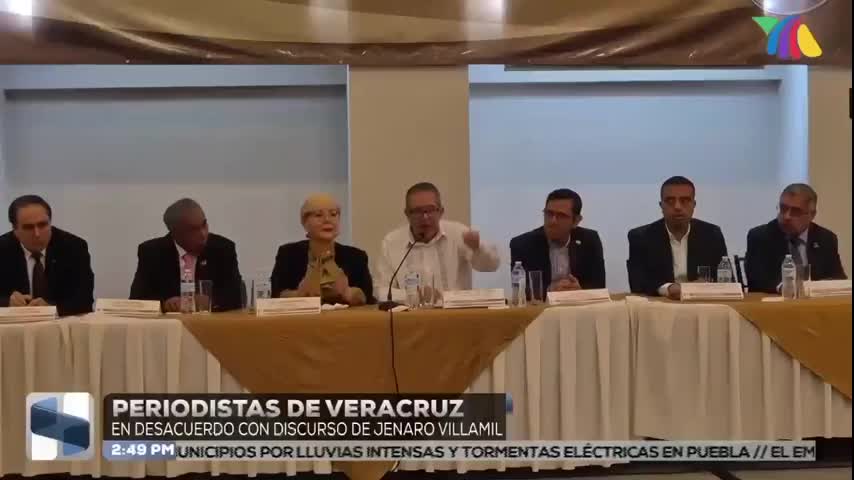 Periodista increpa a Jenaro Villamil en acto por l
