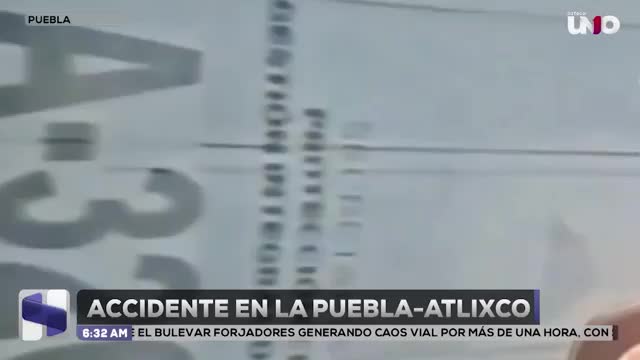 Ambulancia de Protección Civil de Puebla vuelca en la carretera federal Puebla-Atlixco; reportan paramédicos lesionados
