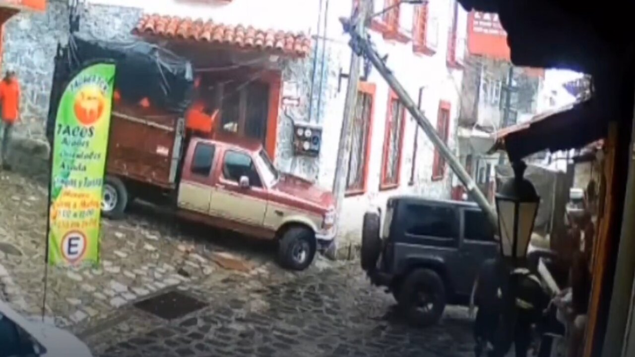 VIDEO: ¡Se salvan de milagro! Camioneta choca contra casa en Cuetzalan