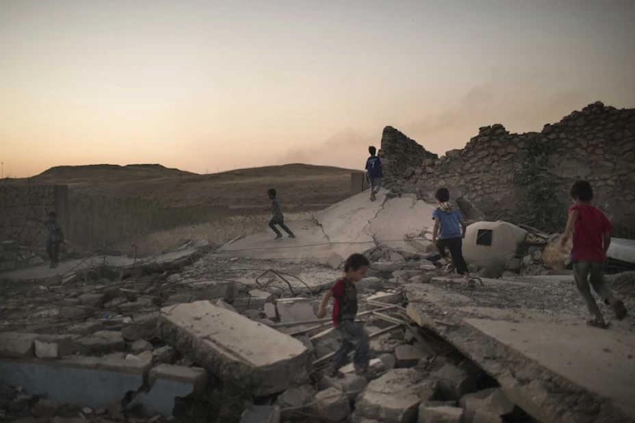 Niños en ruinas de Mosul
