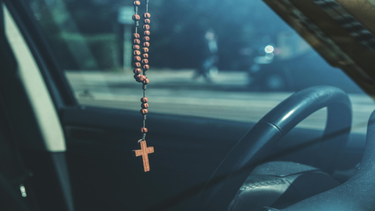Anuncian MULTAS por colocar rosario en el retrovisor; estas son las sanciones