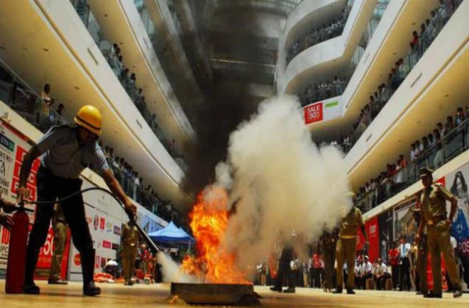 Se incendia el tercer piso de un centro comercial en la India