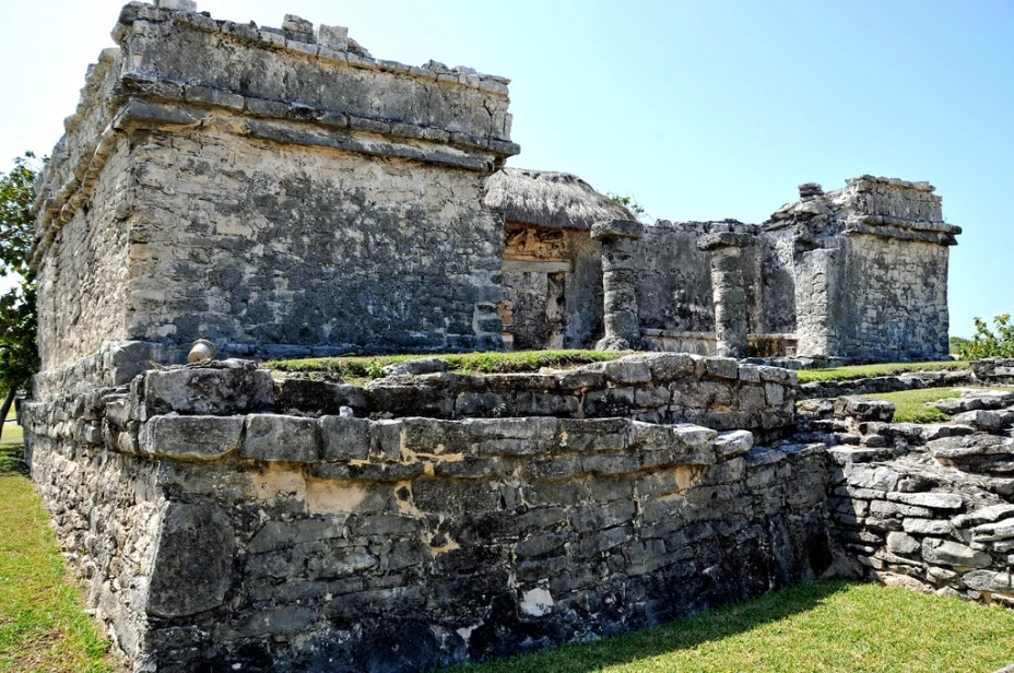 En México existen 182 zonas arqueológicas abiertas al público, y en 2012 la afluencia de visitantes nacionales y extranjeros fue de seis millones 967 mil 166 personas.