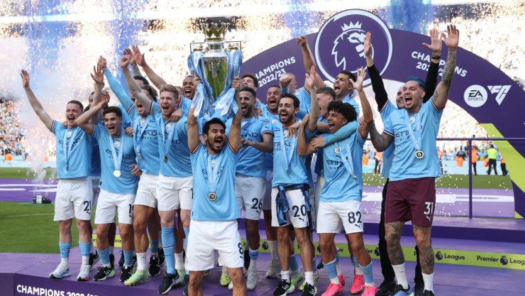Manchester City alza la copa de la Premier League