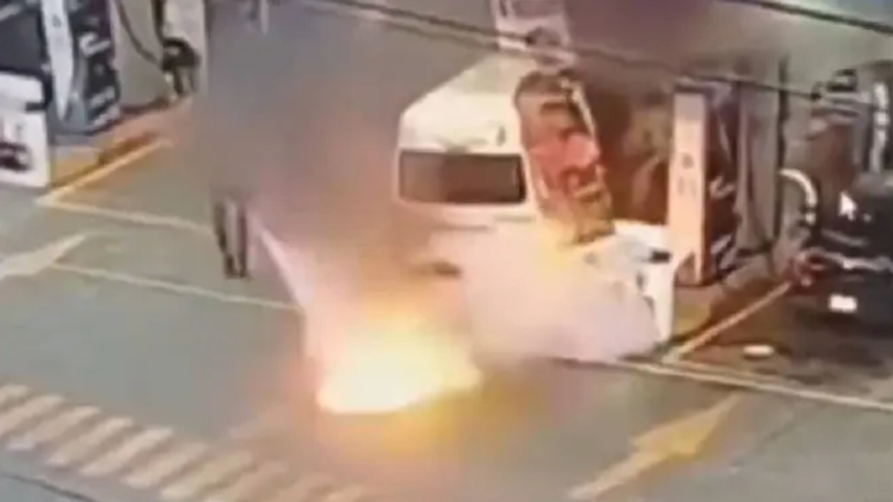 VIDEO: Sujeto prende fuego a camioneta en una gasolinera de Tlalnepantla para evitar el anexo