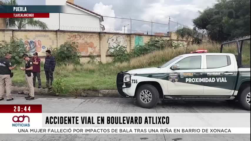 Automóvil termina en el acotamiento en Periférico 