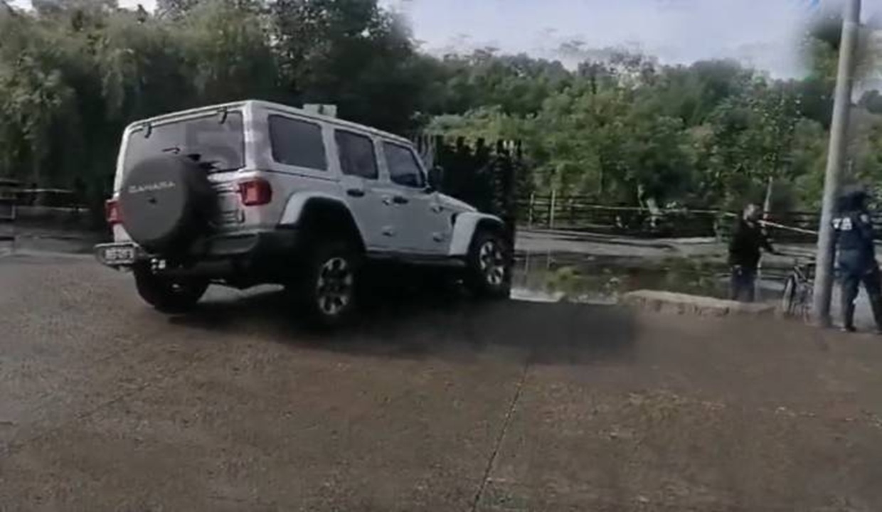 VIDEO: ¿Cómo llegó allí? Localizan camioneta dentro de parqu
