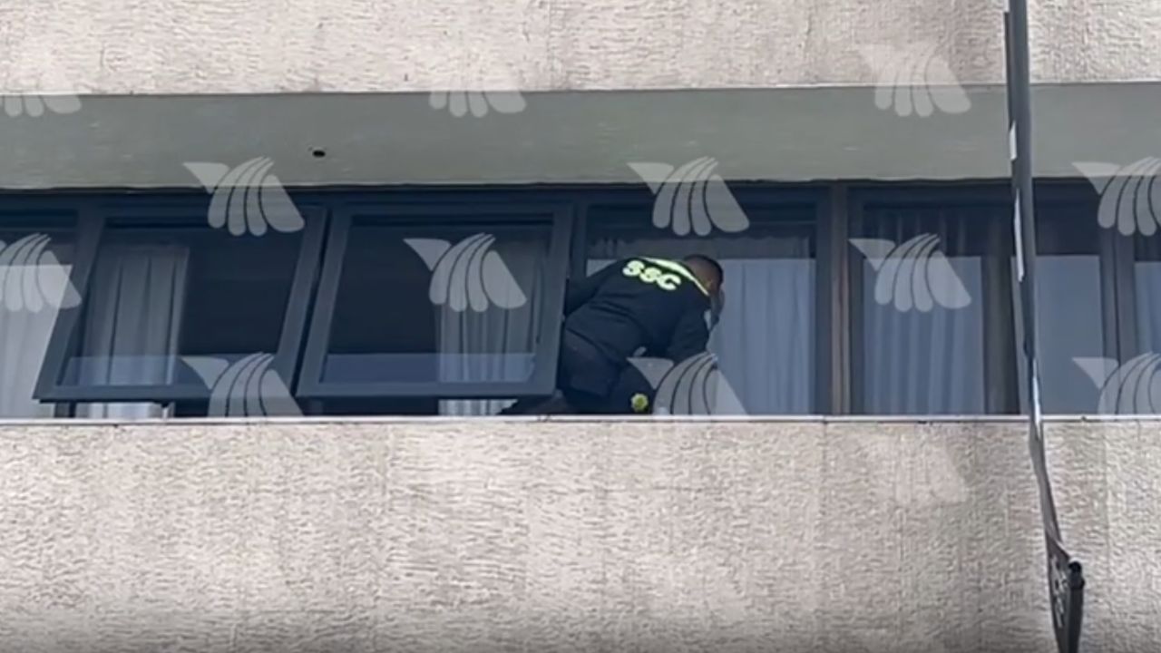 Rescate en CDMX: Policía evita que hombre se lance de un hotel en la ...