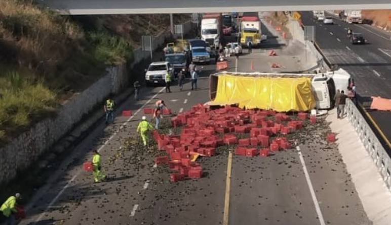 Accidente de tráiler obstruye circulación en la Autopista Siglo XXI ...