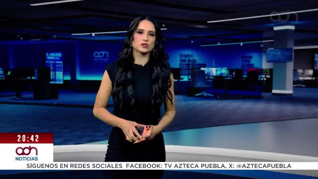Combi de transporte público choca contra montículo de grava 