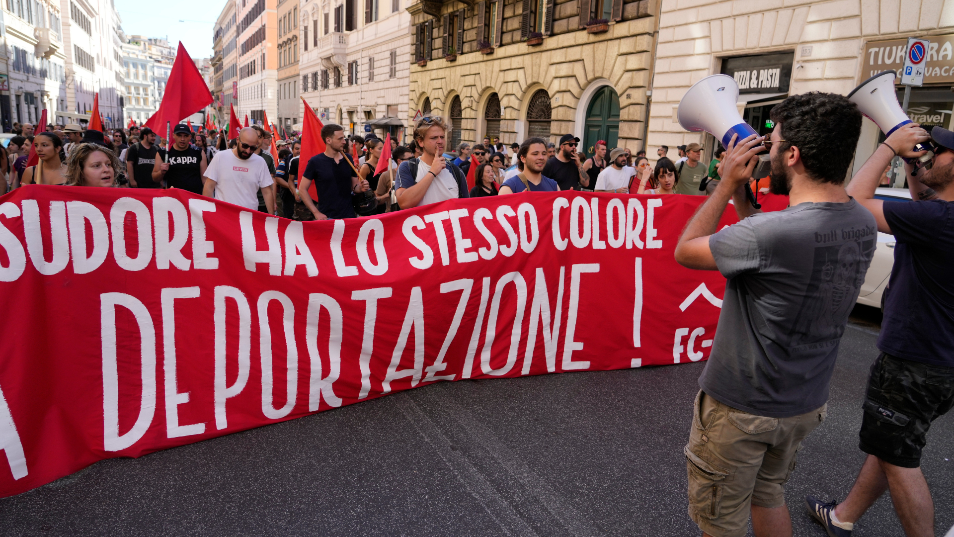 Miles de manifestantes marchan en Roma