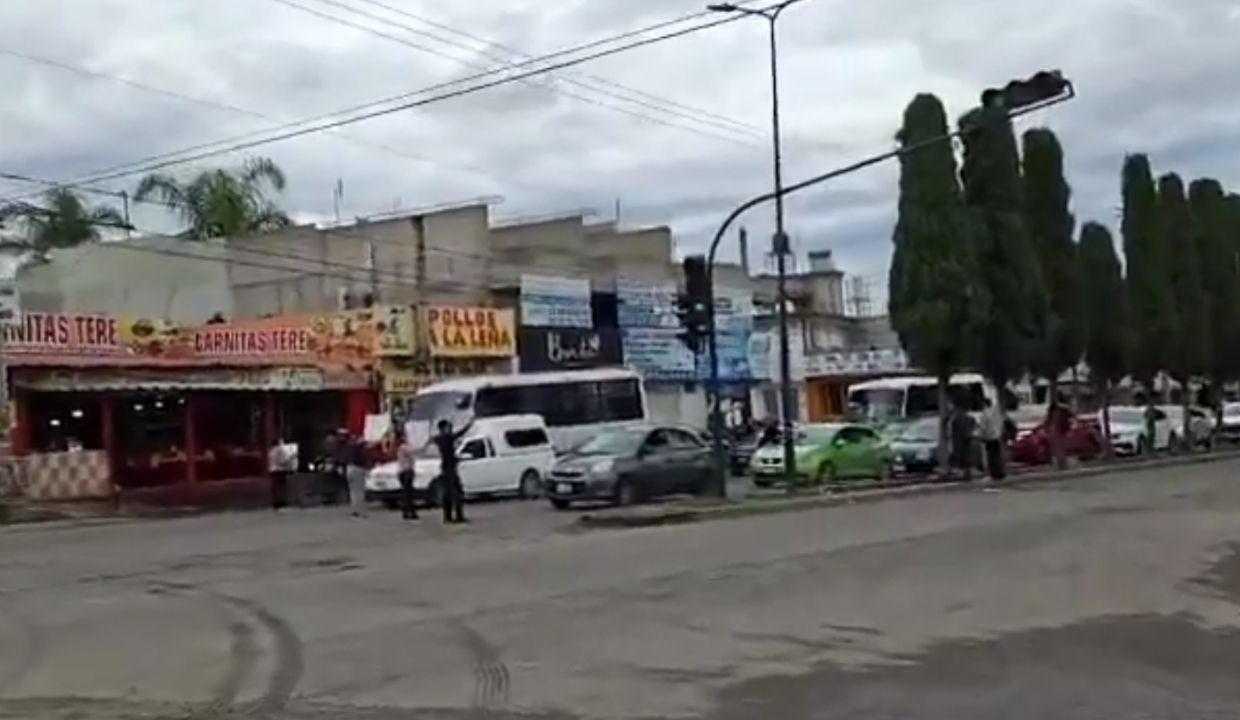 VIDEO: ¡Tome sus precauciones! Se registra cierre vial en bo