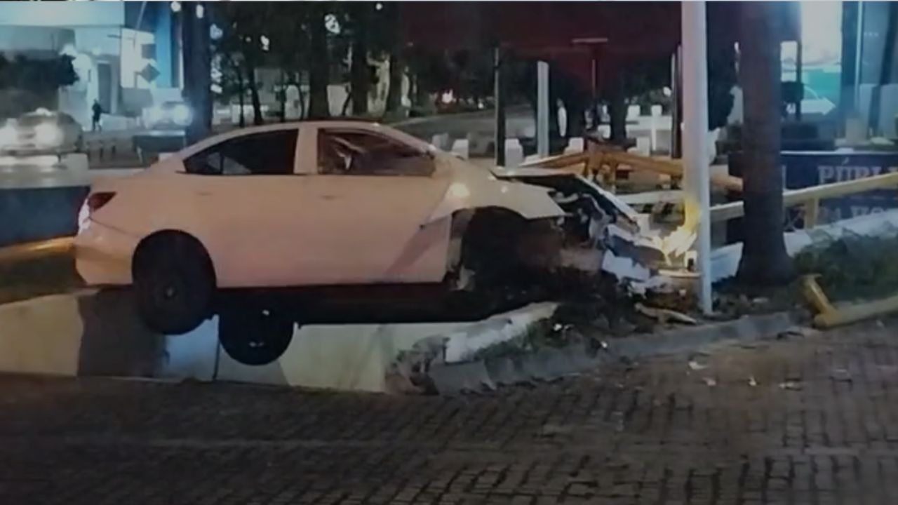 VIDEO: Vehículo se incrustó contra entrada de esta