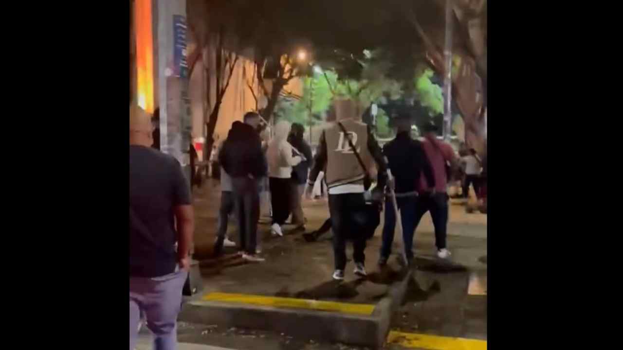 Mientras Dormía: Encapuchados golpean con palos a uniformados en la Zona Rosa (Video)