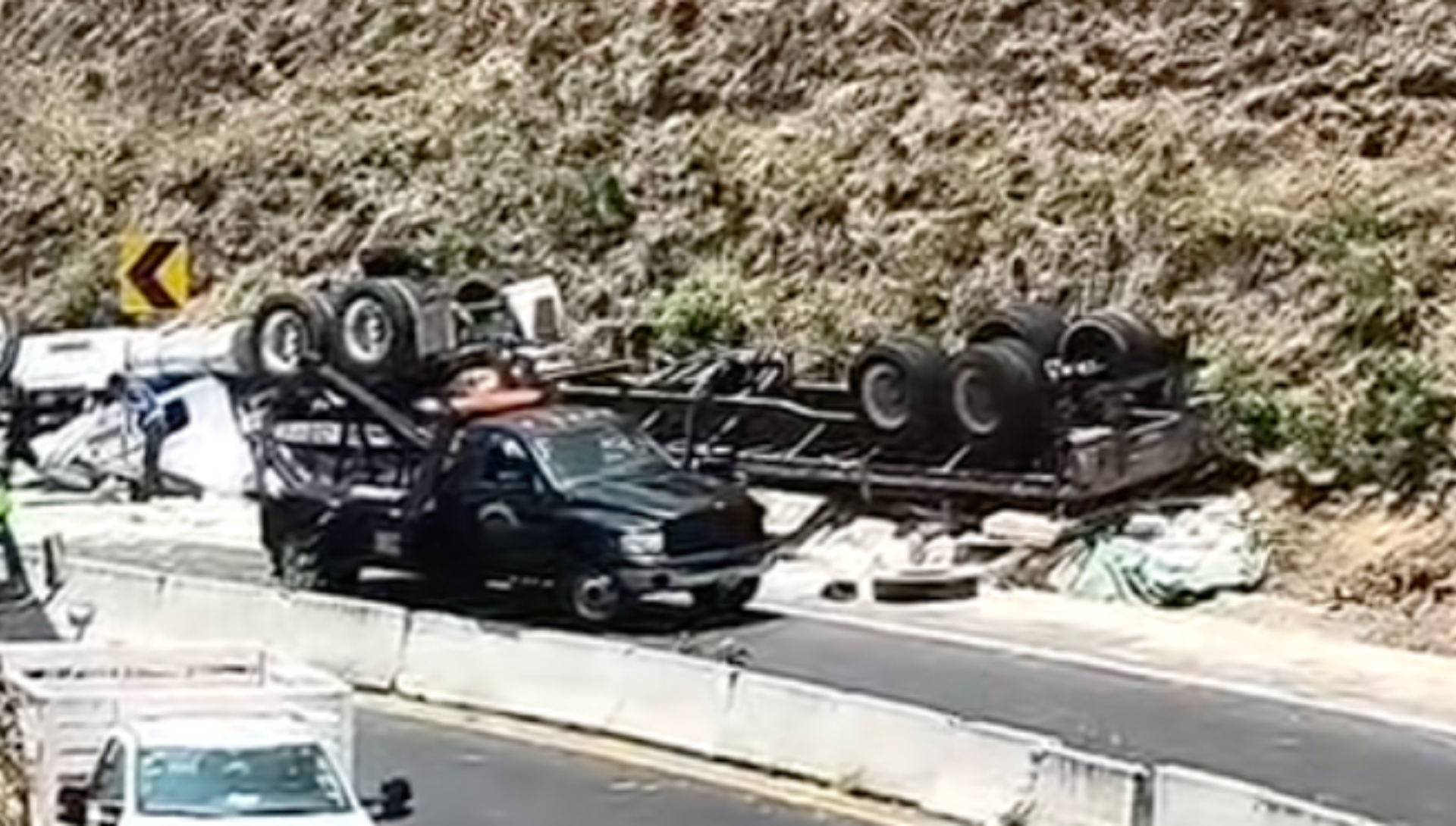 VIDEO: Aparatosa volcadura provoca CIERRE de la autopista Vía Atlixcáyotl hoy martes; vías alternas