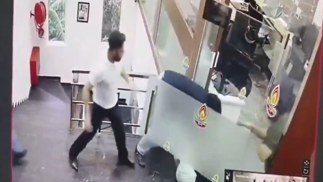 VIDEO: Tras ruptura, sujeto apuñala a su exnovia en su ofici