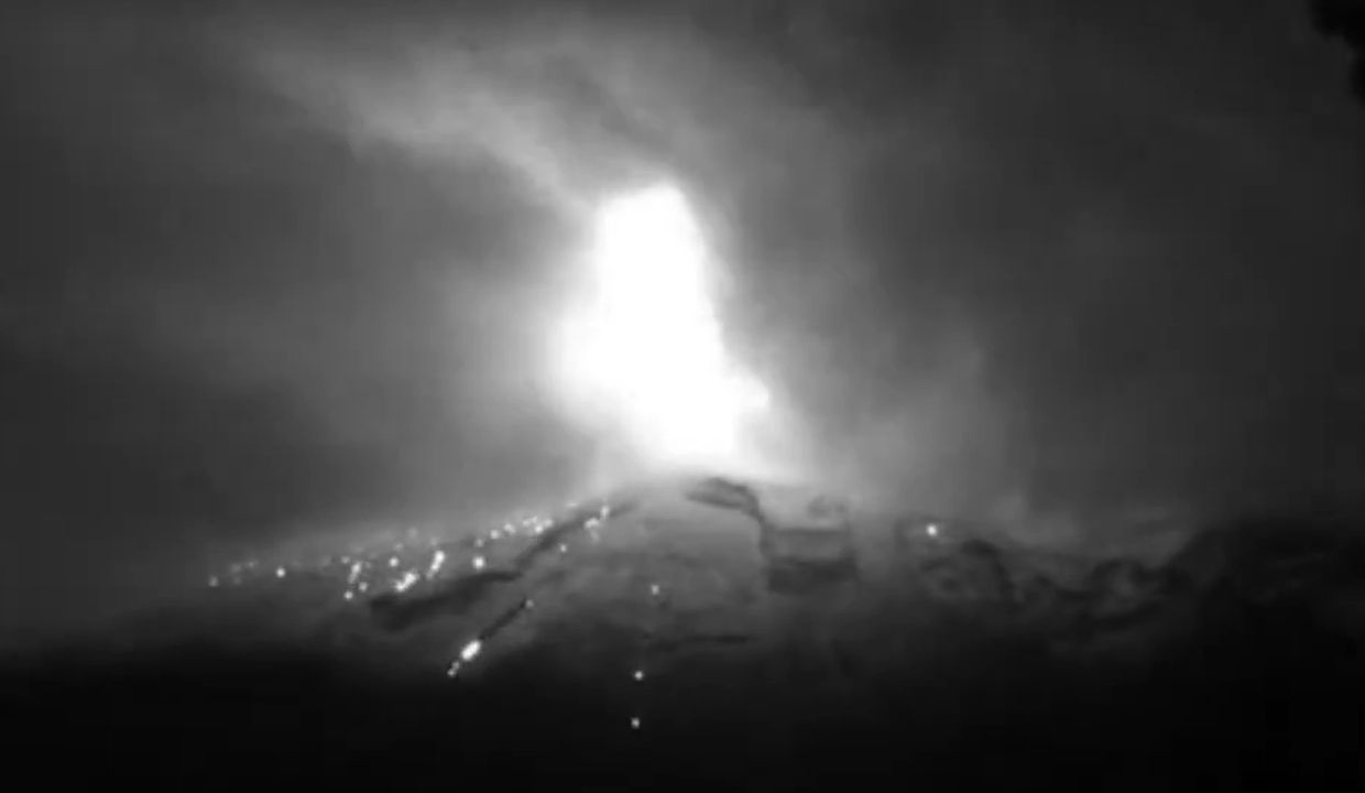 VIDEO: Captan MOMENTO EXACTO de explosión del volcán Popocatépetl en plena tormenta eléctrica