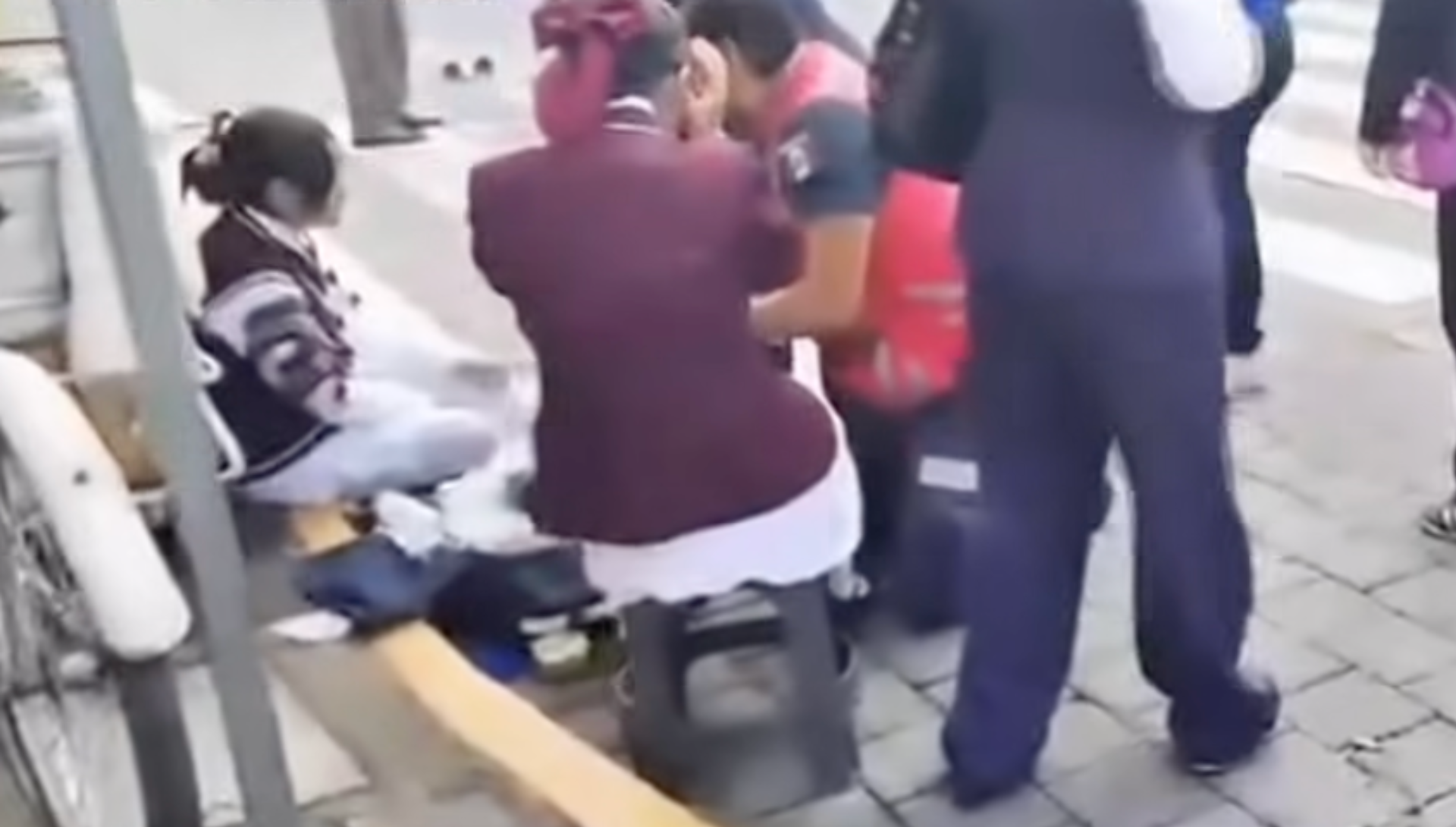 VIDEO: Captan aparatoso accidente de estudiantes en pleno desfile en Tlaxcala; hay lesionados